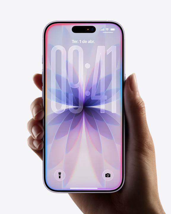 Uma mão segura um iPhone 17 mostrando a tela de ponta a ponta e a Tela Bloqueada com bordas em Liquid Glass