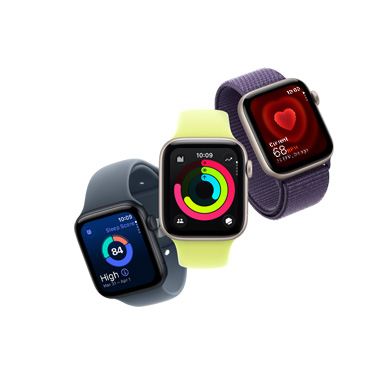3 unit Apple Watch SE 3 dalam formasi diagonal yang mengarah ke atas. Semuanya menghadap ke arah depan, yang pertama berwarna Aluminium Biru Temaram menampilkan skor tidur, yang kedua berwarna Aluminium Putih Pucat Metalik menampilkan layar Home dan waktu, yang ketiga berwarna Aluminum Putih Pucat Metalik menampilkan gambar hati berdetak dan data tanda vital.