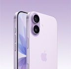 Tył ustawionego pod kątem iPhone'a 17 w kolorze lawendy, system dwóch aparatów Fusion w lewej górnej części, panel Sterowanie aparatem, przód obudowy z wyświetlaczem sięgającym krawędzi, widoczne przyciski Czynności i głośności z boku