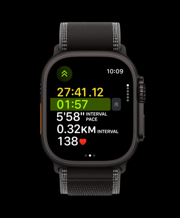 Apple Watch Ultra 3, čierna farba, titánový kryt, akčné tlačidlo spúšťa ďalší interval tréningu