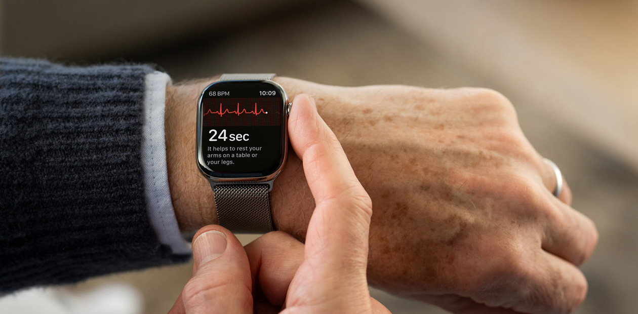 شخص يأخذ قراءة تخطيط القلب باستخدام تطبيق تخطيط القلب على Apple&nbsp;Watch.‏