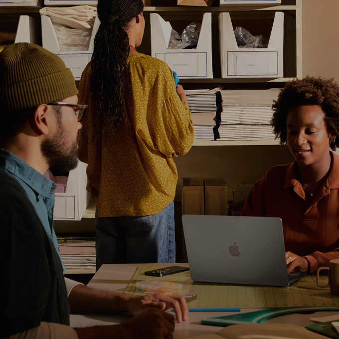 Personnes utilisant le Mac dans un contexte professionnel